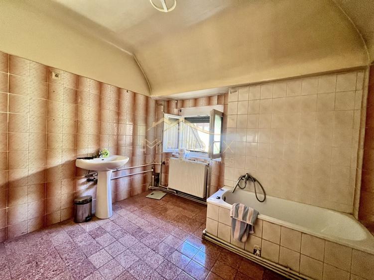 Casă individuală cu 6 camere cu Canalizare în Capitale