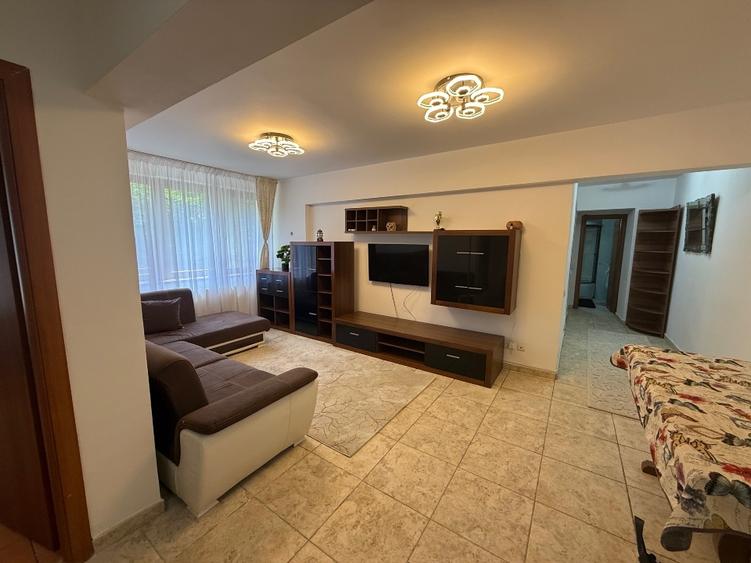 Proprietar, închiriez apartament cu 3 camere, central, mezanin - 1