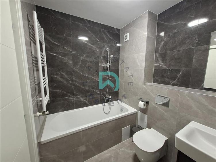 Apartament cu 3 camere decomandat în Tractorul