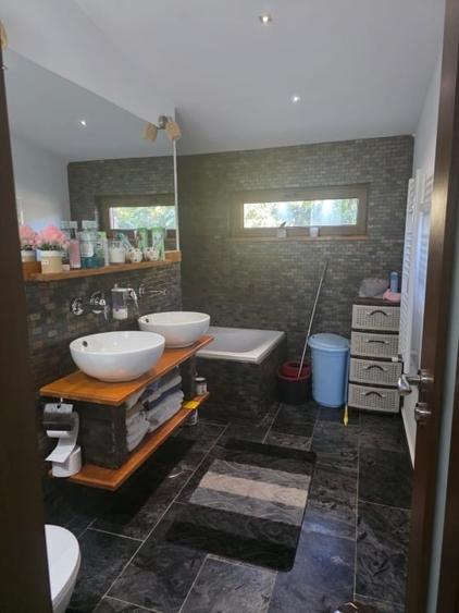 Casă individuală cu 3 camere cu Canalizare în Central