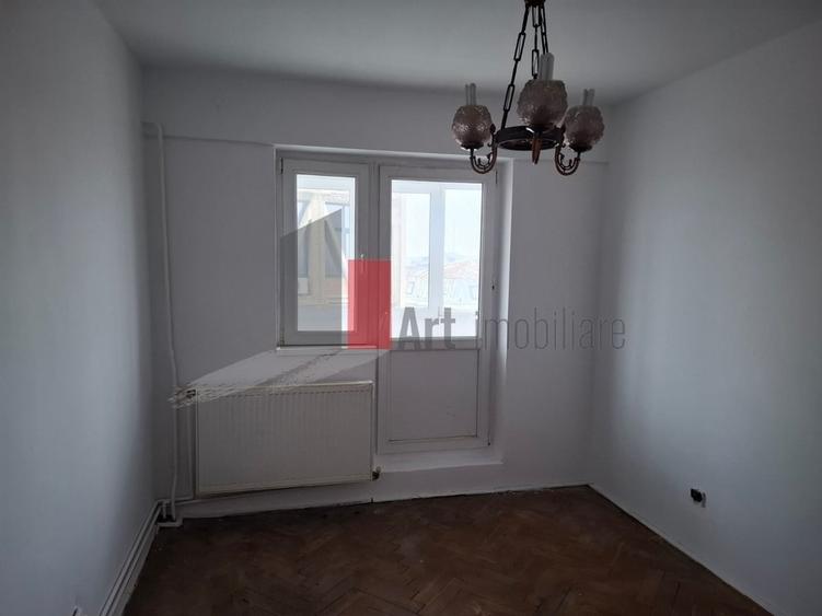 Apartament cu 4 camere decomandat în Central