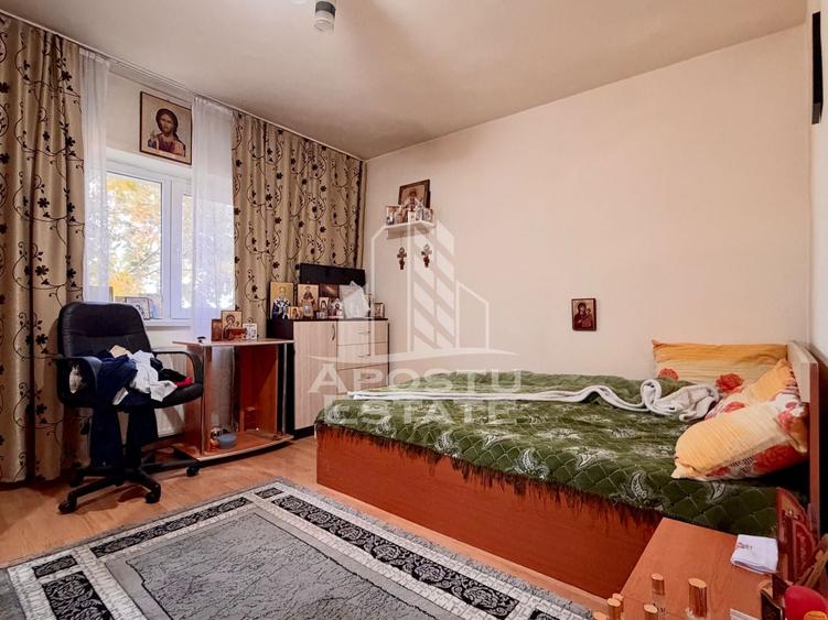 Apartament cu 3 camere decomandat, mobilat în Girocului