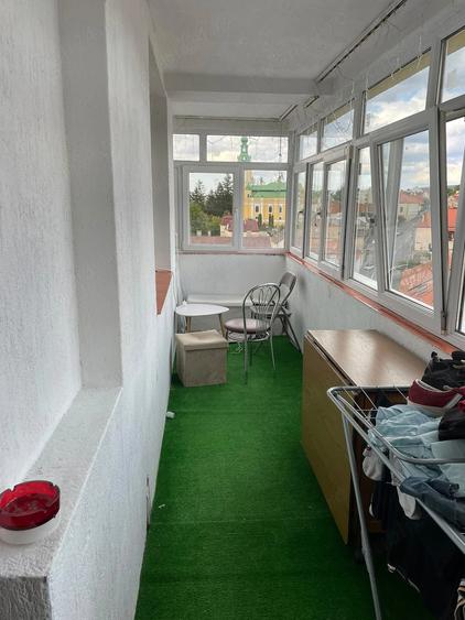 Apartament cu 3 camere semidecomandat în Central