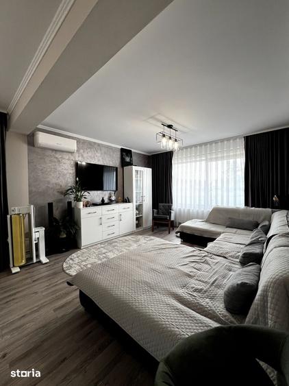 Casă cu 8 camere cu Teren 6600 Mp în Sânmartin