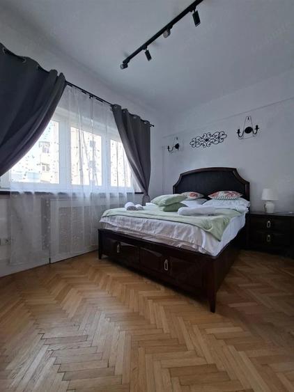 Apartament cu 5 camere semidecomandat în Romană