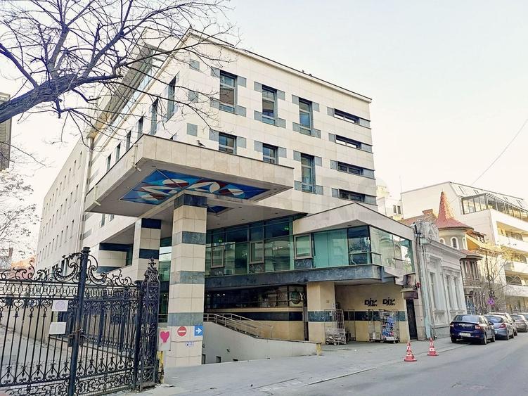 Birou, de 682 mp, în Romană