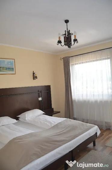 Casă cu 10 camere cu Teren 580 Mp în Poiana Țapului