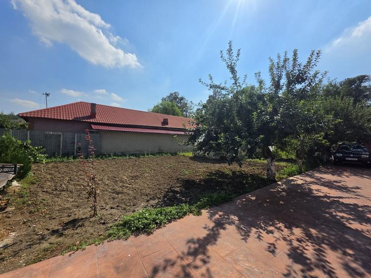 Casă cu 4 camere în Comana