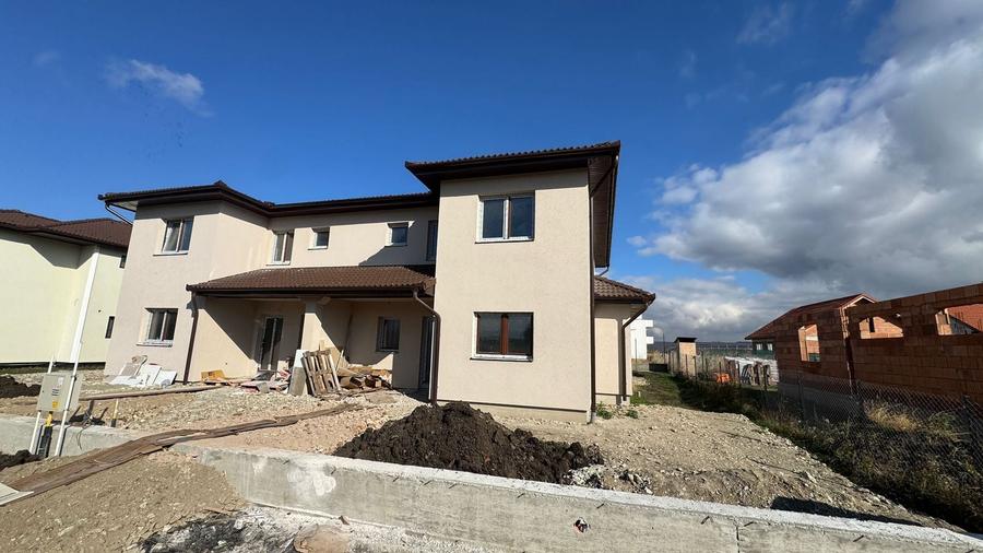 Duplex cu 5 camere cu Canalizare în Șura Mică