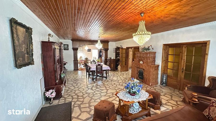 Casă cu 8 camere cu Teren 1420 Mp în Ghiroda
