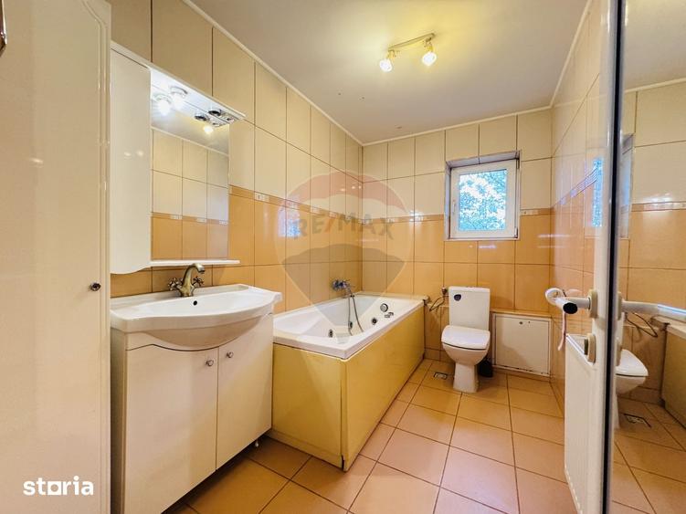 Casă cu 7 camere cu Teren 607 Mp în Central