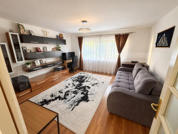 Apartament cu 3 camere semidecomandat, mobilat în Central