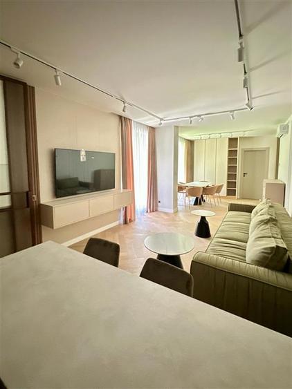 Apartament cu 4 camere semidecomandat, mobilat în Iancu Nicolae