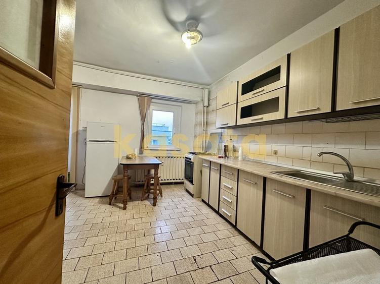 Apartament cu 3 camere semidecomandat în Aviației