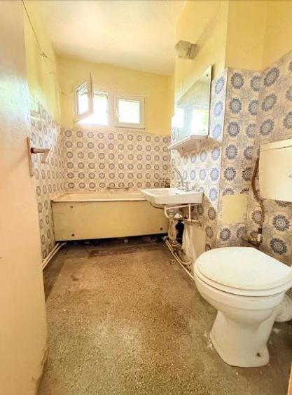 Apartament cu 3 camere semidecomandat în Podu Roș
