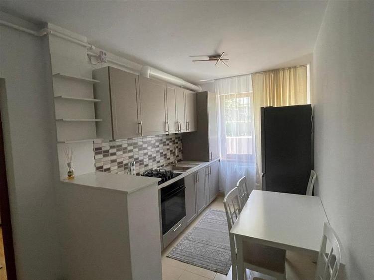 Apartament cu 3 camere semidecomandat, mobilat în Ultracentral