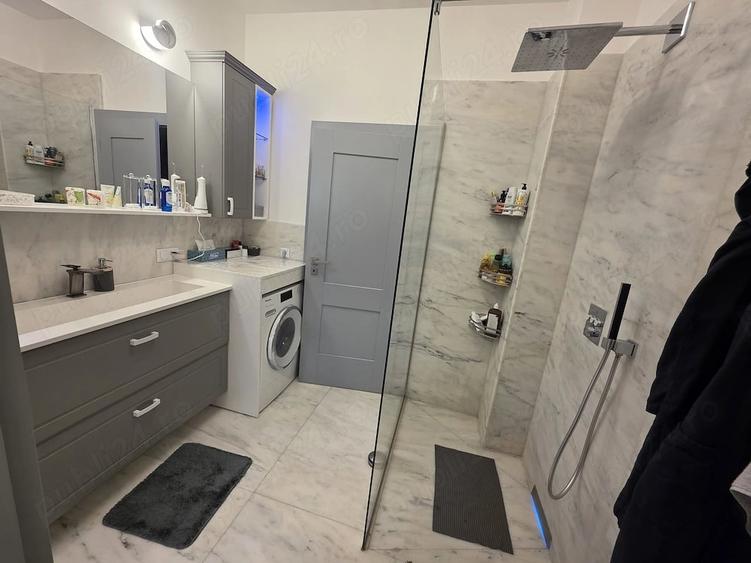 Apartament cu 4 camere decomandat în Decebal