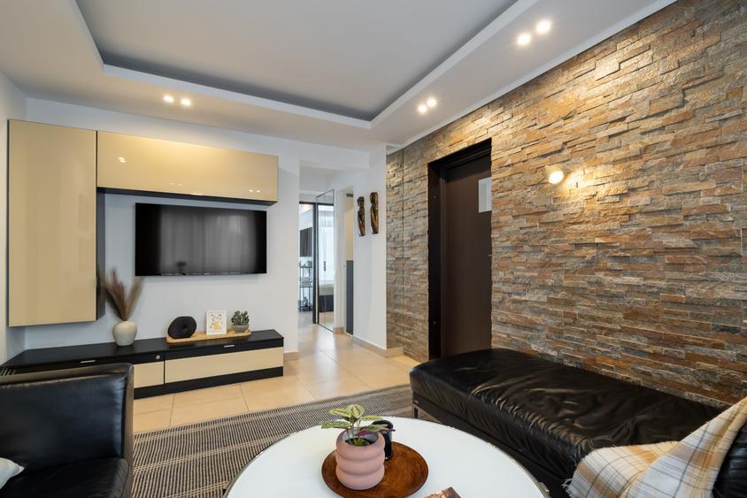 Apartament cu 3 camere semidecomandat în Universitate
