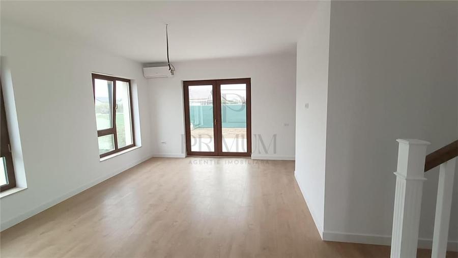 Duplex cu 5 camere cu Canalizare în Dumbrăvița