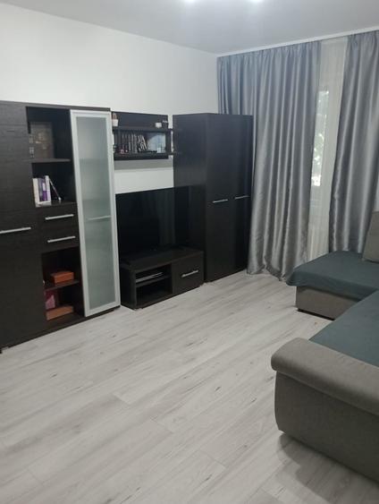 Apartament cu 3 camere decomandat în Runcu