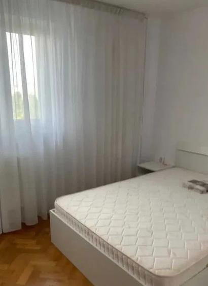 Apartament cu 3 camere semidecomandat în Drumul Taberei