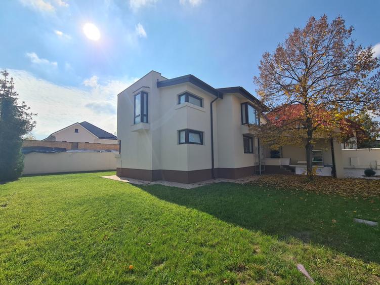 Casă individuală cu 6 camere cu Canalizare în Băneasa