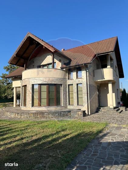 Casă cu 5 camere cu Teren 700 Mp în Central