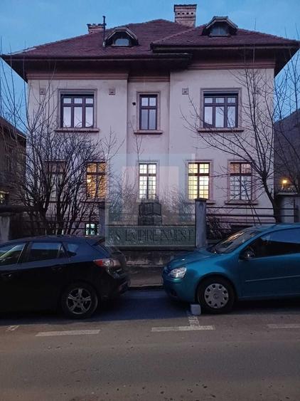 Casă individuală cu 9 camere cu Canalizare în Centrul Istoric
