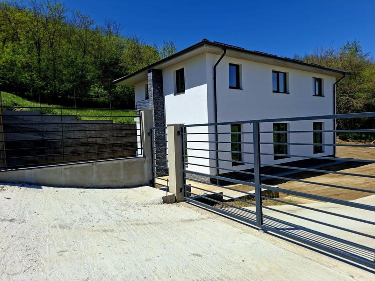 Casă individuală cu 4 camere cu Canalizare în Mărăcineni