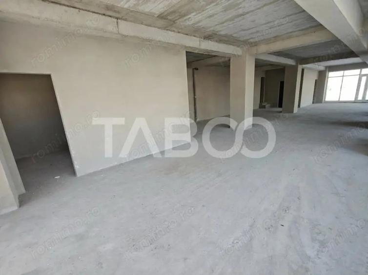 Spatiu Comercial 169 mp utili cu 8 locuri de parcare - Vitrina 13 m - 5