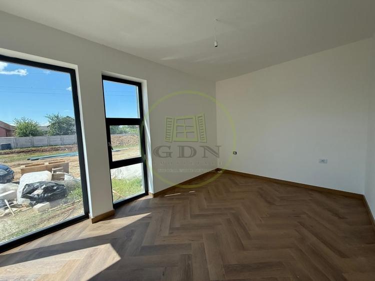 Casă individuală cu 7 camere cu Canalizare în Bariera Vâlcii