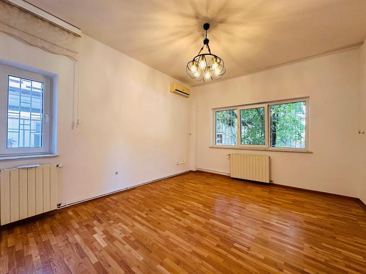 Casă individuală cu 9 camere cu Canalizare în Vatra Luminoasă