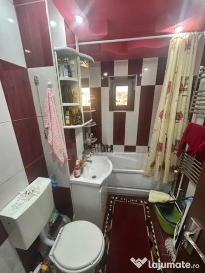 Apartament cu 4 camere decomandat, mobilat în Poarta 6