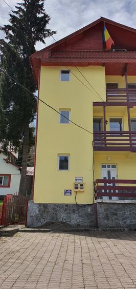 Casă individuală cu 12 camere cu Canalizare în Nord