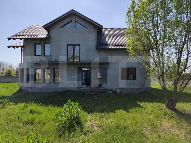 Casă individuală cu 6 camere cu Canalizare în Titu
