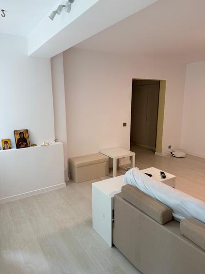 Apartament cu 3 camere semidecomandat, mobilat în Baba Novac
