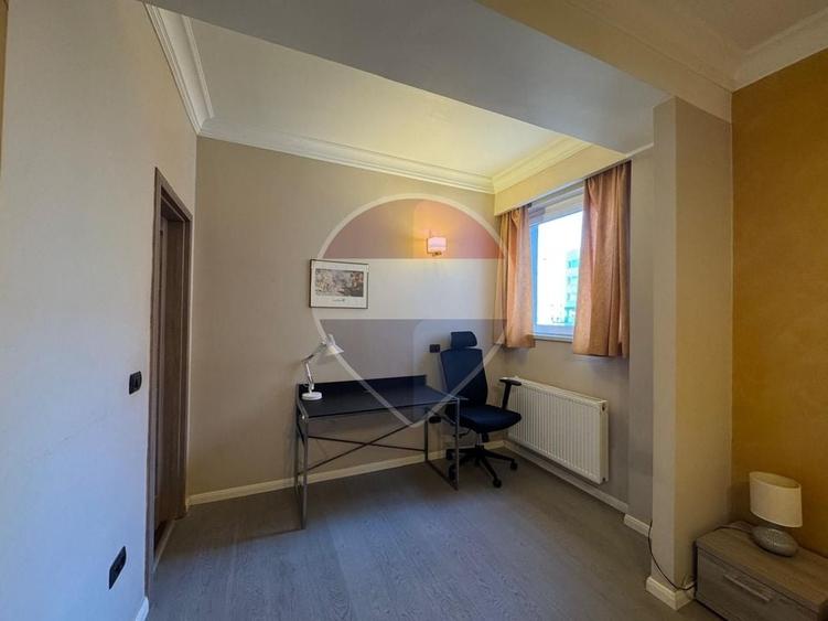 Apartament cu 3 camere semidecomandat, mobilat în UTA
