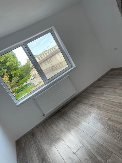 Apartament cu 3 camere semidecomandat în Exterior Nord