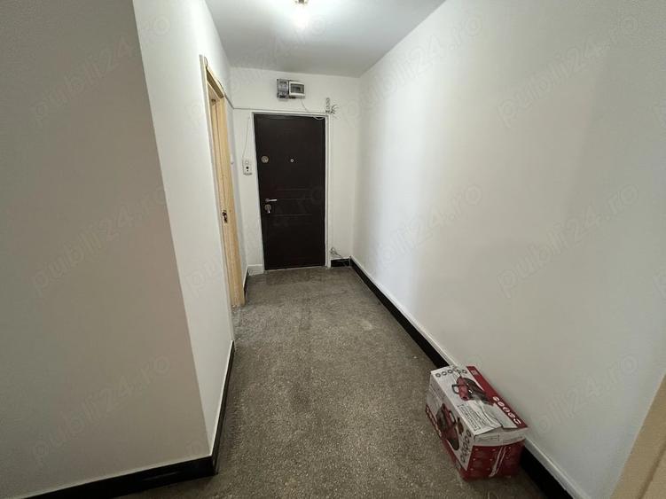 Apartament cu 3 camere semidecomandat în Romanilor