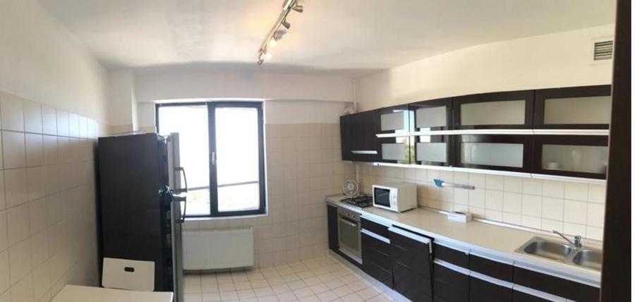 Apartament cu 3 camere semidecomandat, mobilat în Ștefan cel Mare