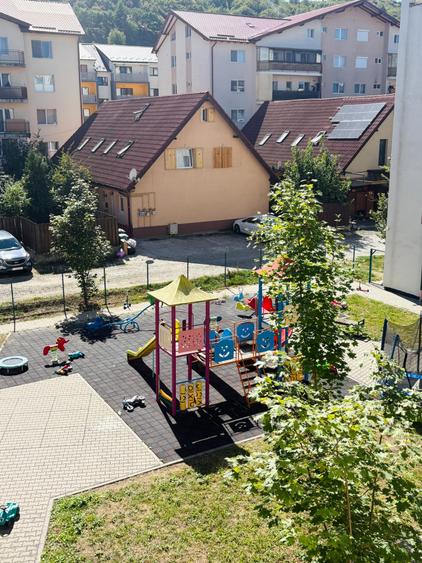 Apartament cu 2 camere semidecomandat, mobilat în Florești