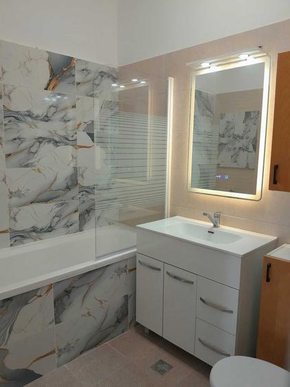 Apartament cu 3 camere decomandat în Roșu