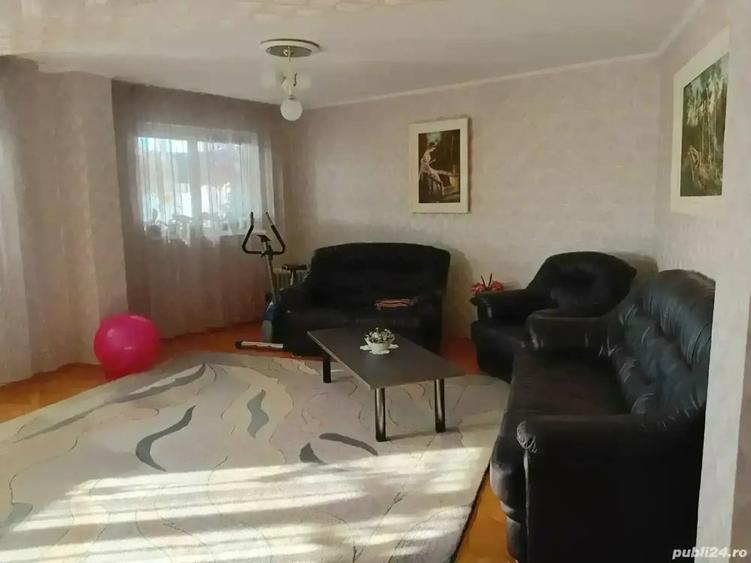 Apartament cu 5 camere decomandat în Central
