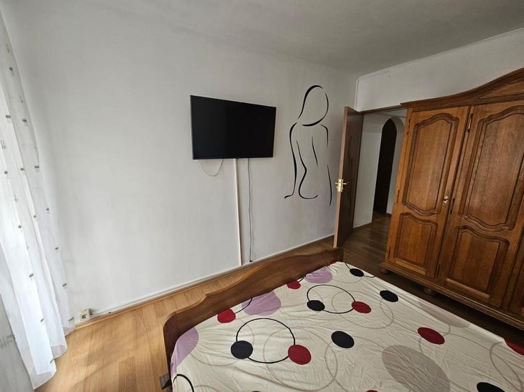 Apartament cu 3 camere semidecomandat în Negru Vodă