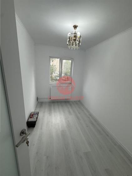 Apartament cu 3 camere semidecomandat în Tomis Nord