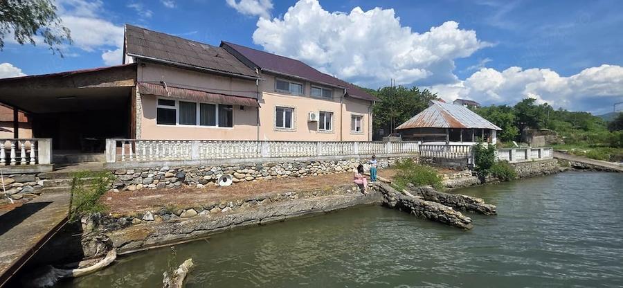 Spațiu comercial, de 700 mp, în Berzasca