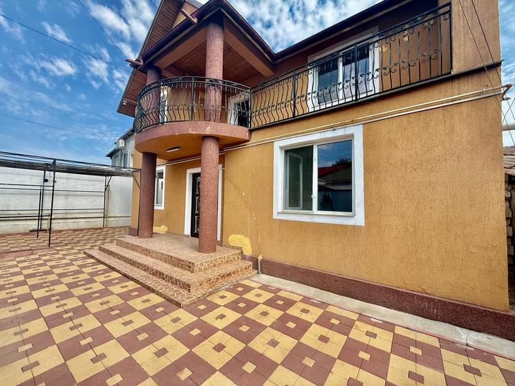 Casă cu 5 camere cu Canalizare în Apărătorii Patriei