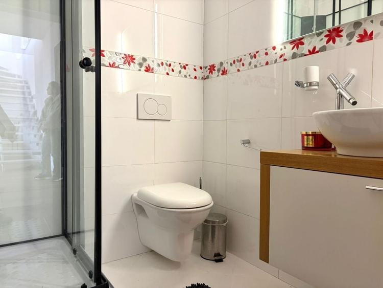 Apartament cu 5 camere semidecomandat, mobilat în Bună Ziua