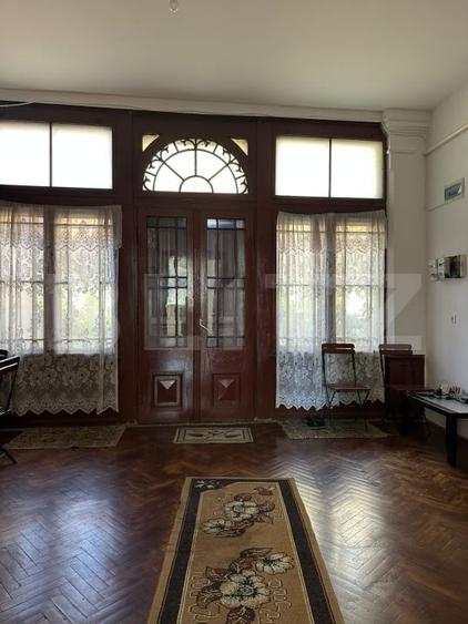 Casă individuală cu 8 camere cu Canalizare în Central
