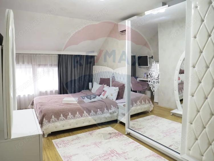 Casă cu 9 camere cu Teren 370 Mp în Central